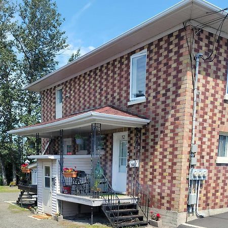 Lower Level Apt 6Ft High Close To Hwy Netflix Wifi Apartman Edmundston Kültér fotó