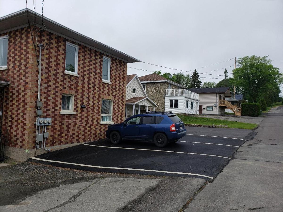 Lower Level Apt 6Ft High Close To Hwy Netflix Wifi Apartman Edmundston Kültér fotó